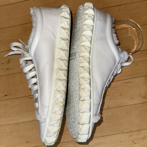 Like New Stuart Weitzman white  fringe Cover story Sneakers,7.5, CB2387 - Picture 5 of 7